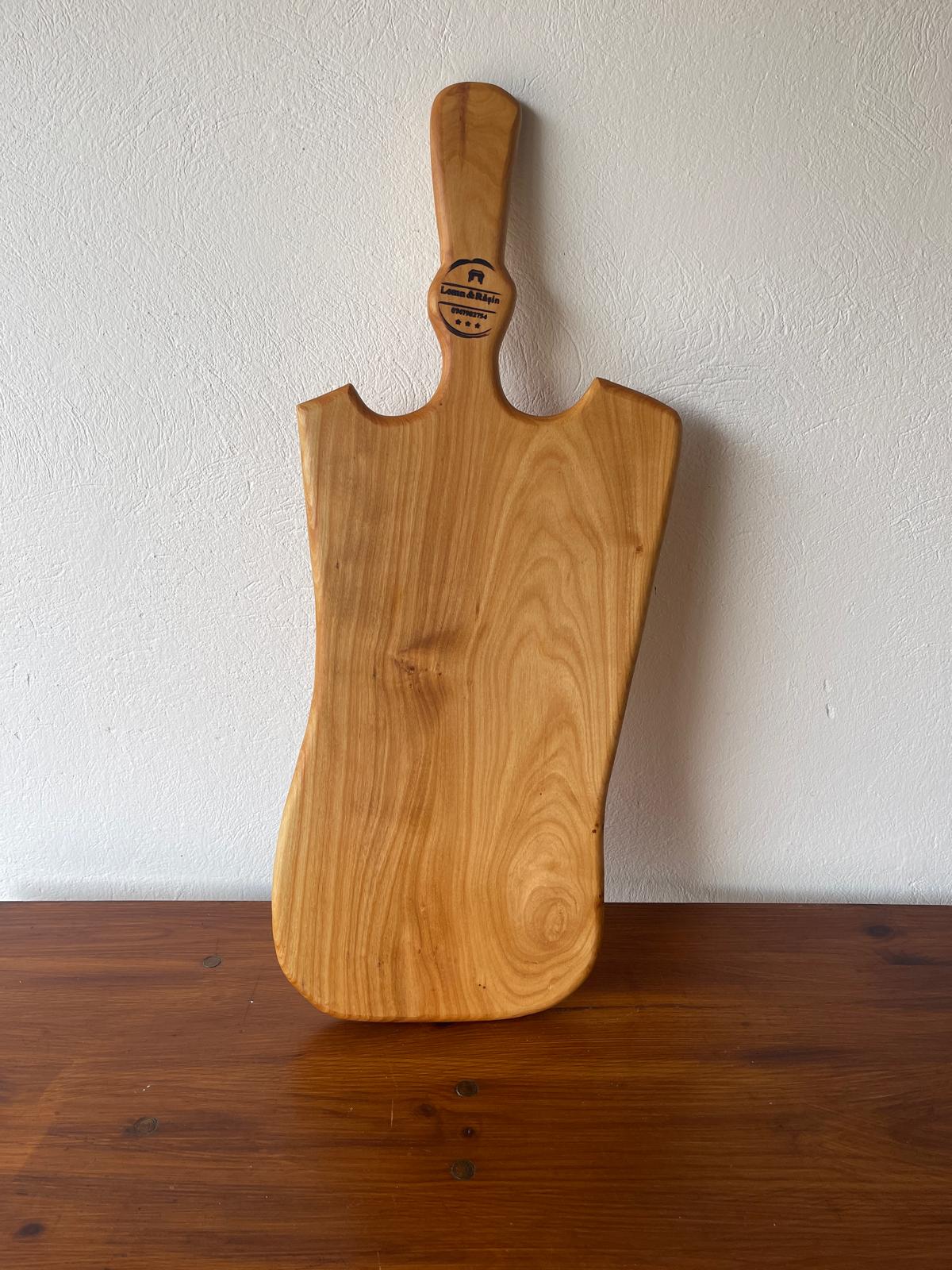 Tocător din Lemn de Arin cu Mâner Sculptat – 66x23 cm