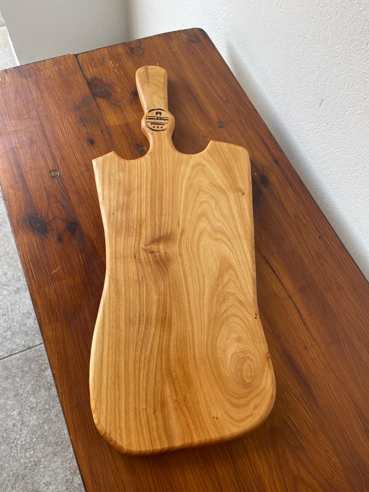 Tocător din Lemn de Arin cu Mâner Sculptat – 66x23 cm - imagine 2