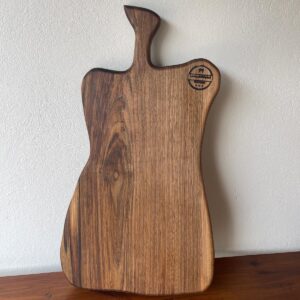 Tocător din Lemn Masiv de Nuc cu Mâner Sculptat – 66x35 cm