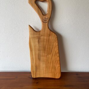 Tocător din Lemn de Arin cu Mâner Artistic – 66x25 cm