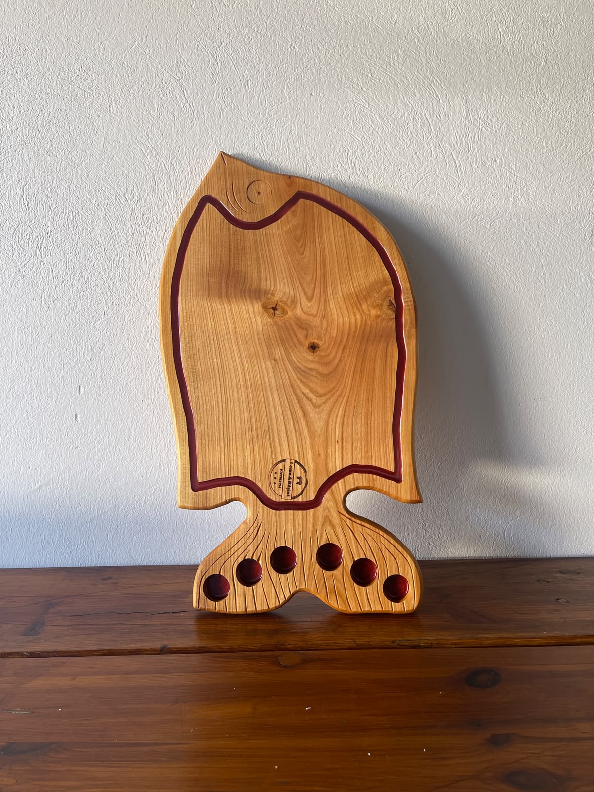 Platou Servire în Formă de Pește cu Rășină Vișinie și Shot-uri – 62x35x2 cm