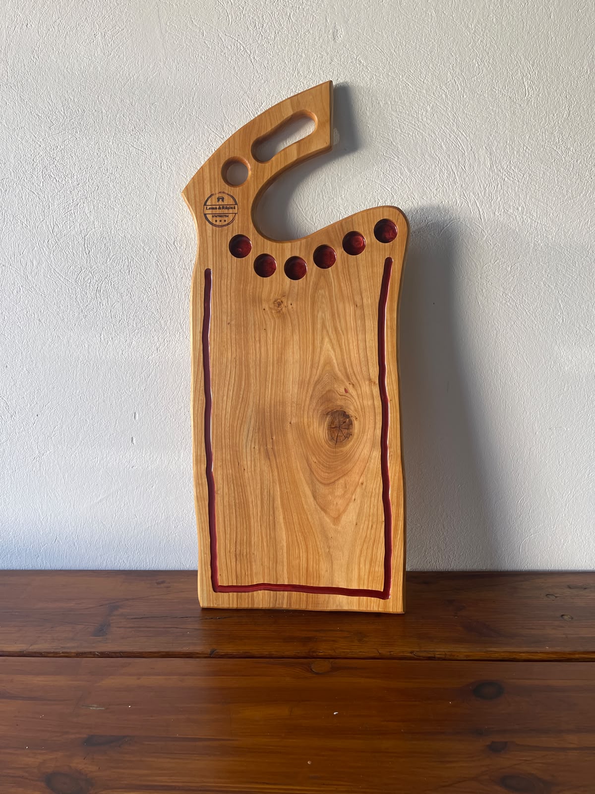 Platou Servire Elegant cu Rășină Vișinie și 6 Shot-uri – 79x33x2 cm