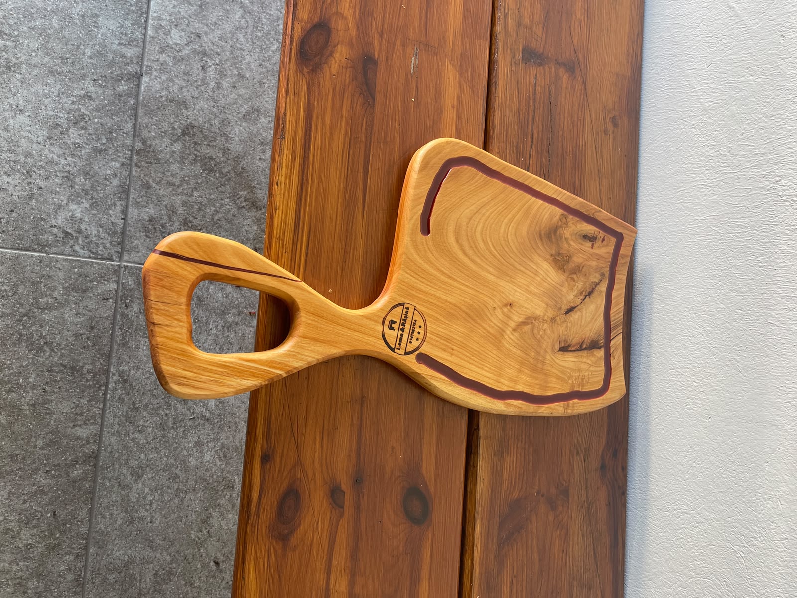 Tocător din Lemn Masiv cu Rășină Vișinie și Canal – 56x28x2 cm - imagine 3