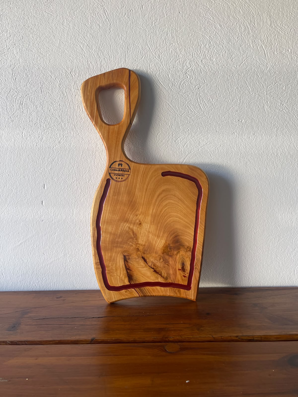 Tocător din Lemn Masiv cu Rășină Vișinie și Canal – 56x28x2 cm - imagine 4