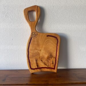 Tocător din Lemn Masiv cu Rășină Vișinie și Canal – 56x28x2 cm