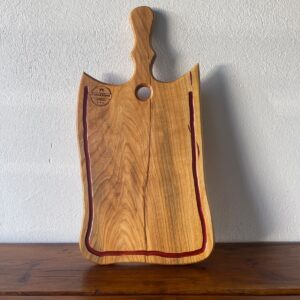 Tocător din Lemn Masiv cu Rășină Vișinie și Canal – 64x31x2 cm