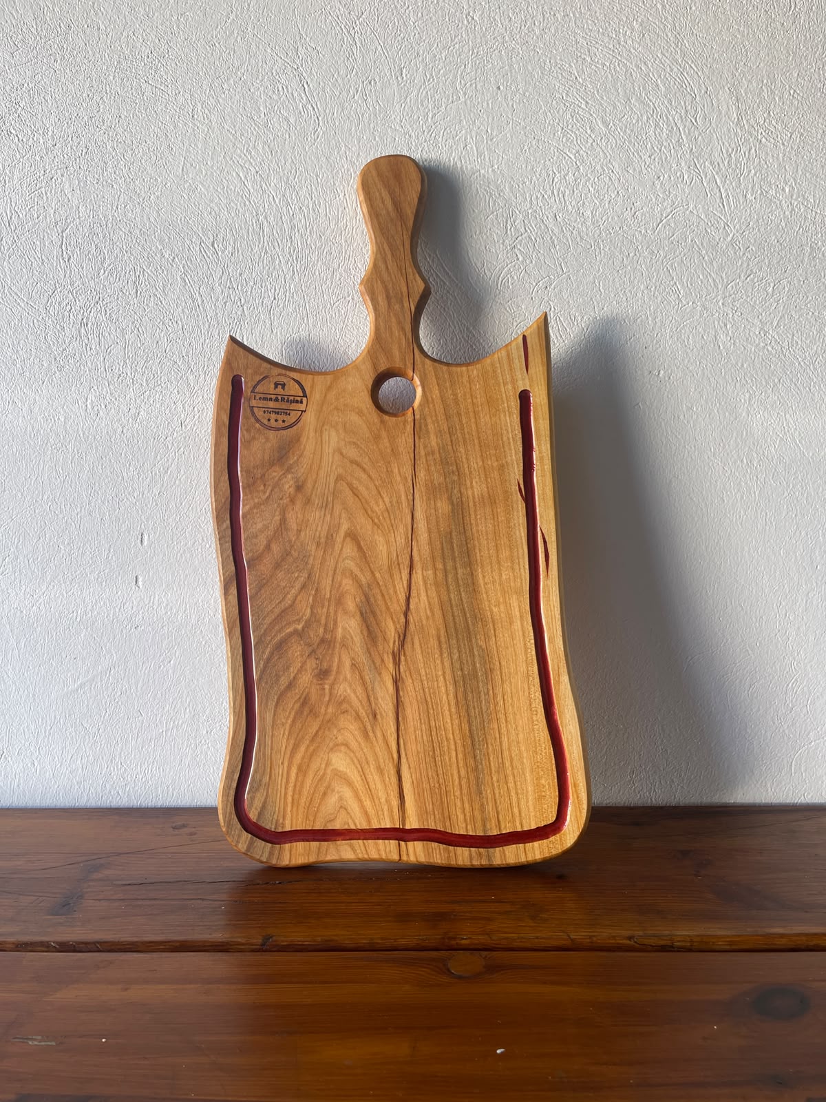 Tocător din Lemn Masiv cu Rășină Vișinie și Canal – 64x31x2 cm