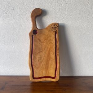 Tocător cu Rășină Vișinie, Canal și Suport Shot – 53x22x2 cm