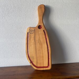 Tocător cu Rășină Vișinie, Canal și Suport Shot – 56x23x2 cm