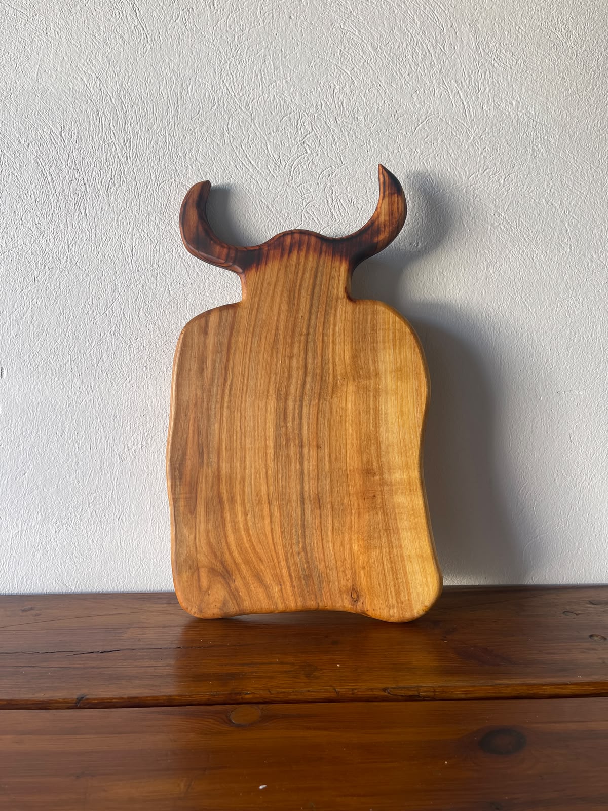 Tocător Rustic cu Coarne și Rășină Vișinie – 53x30x2 cm - imagine 2