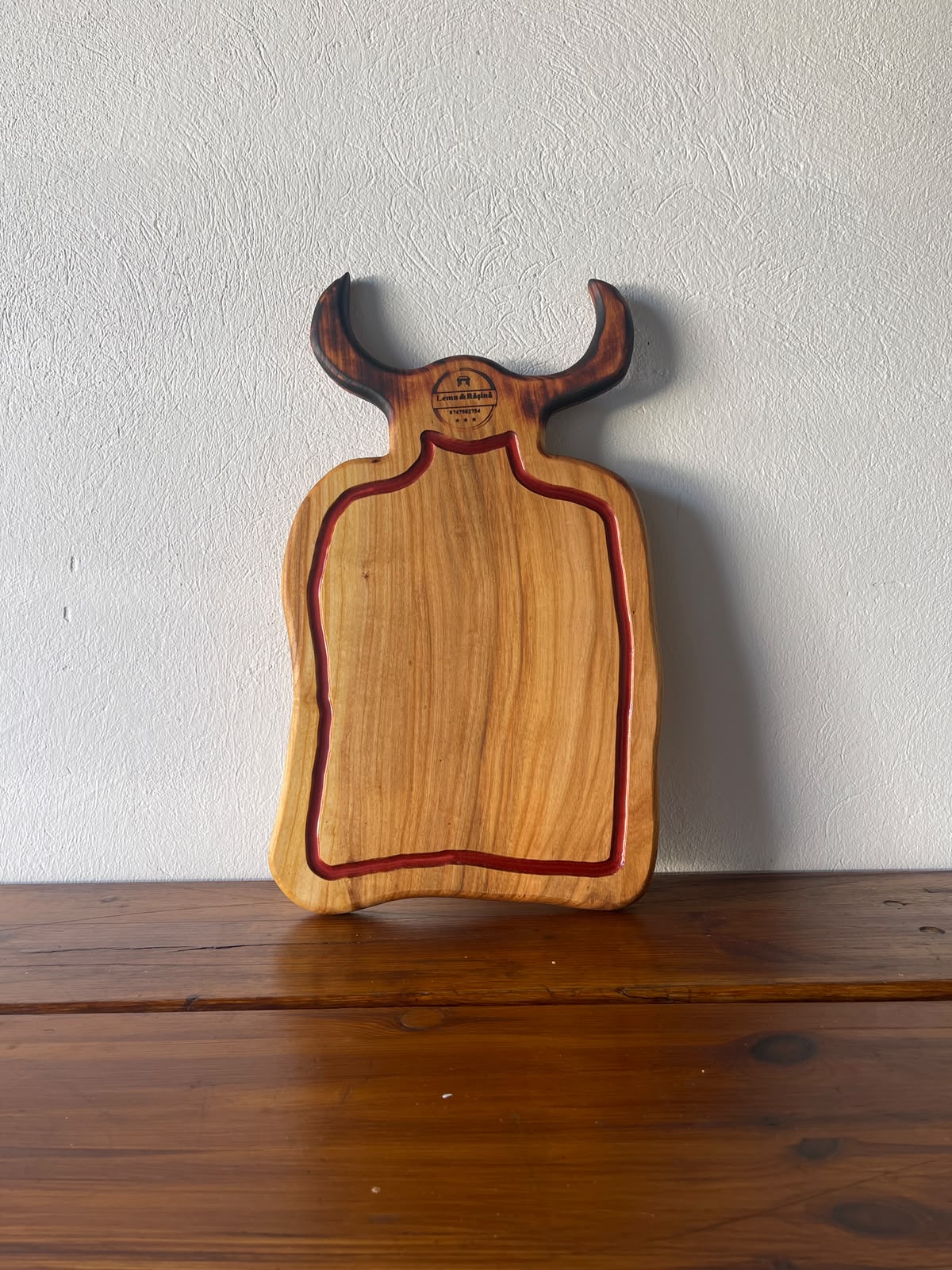 Tocător Rustic cu Coarne și Rășină Vișinie – 53x30x2 cm - imagine 4