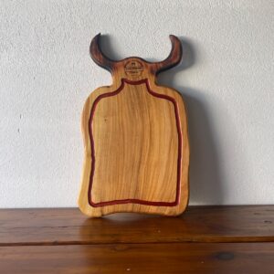 Tocător Rustic cu Coarne și Rășină Vișinie – 53x30x2 cm