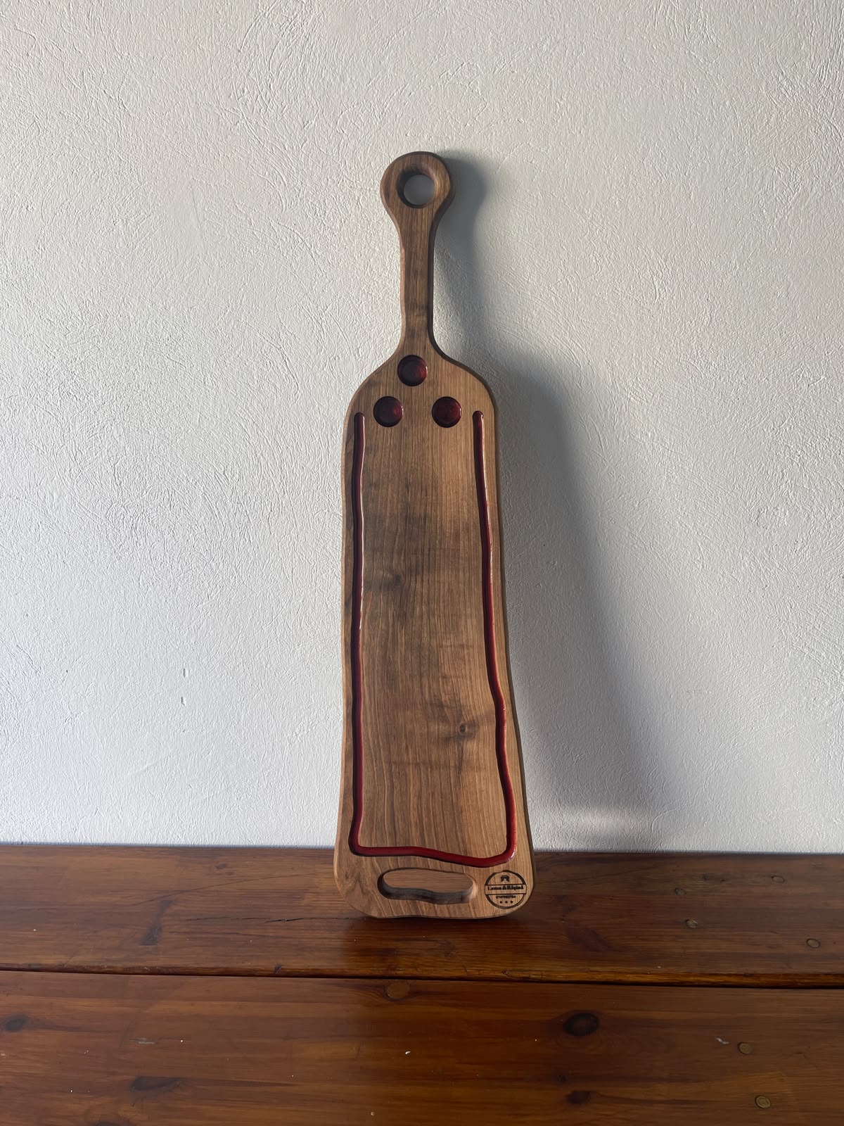 Tocător XL din Nuc cu Rășină Vișinie și 3 Shot-uri – 92x23x2 cm