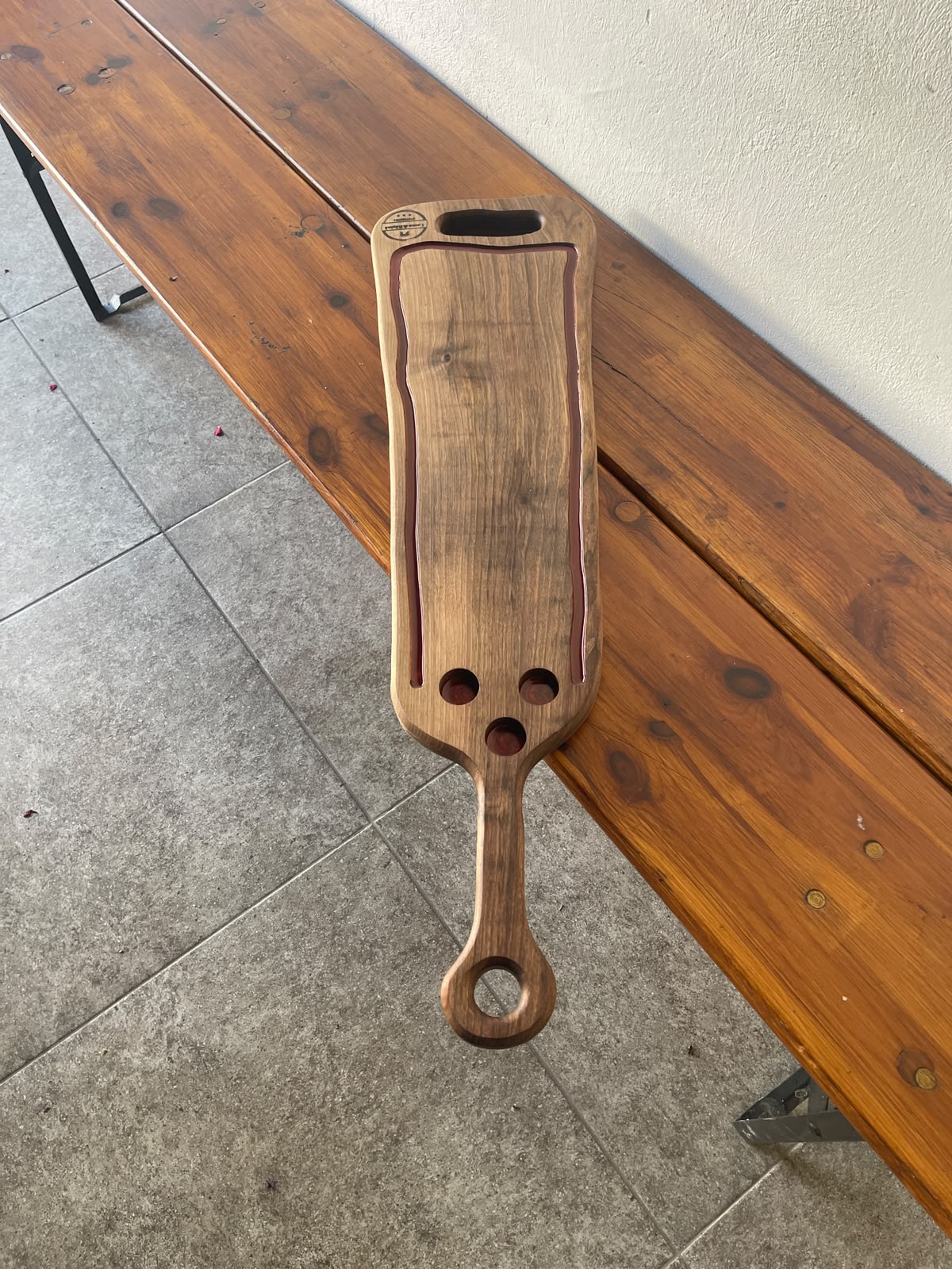 Tocător XL din Nuc cu Rășină Vișinie și 3 Shot-uri – 92x23x2 cm - imagine 2