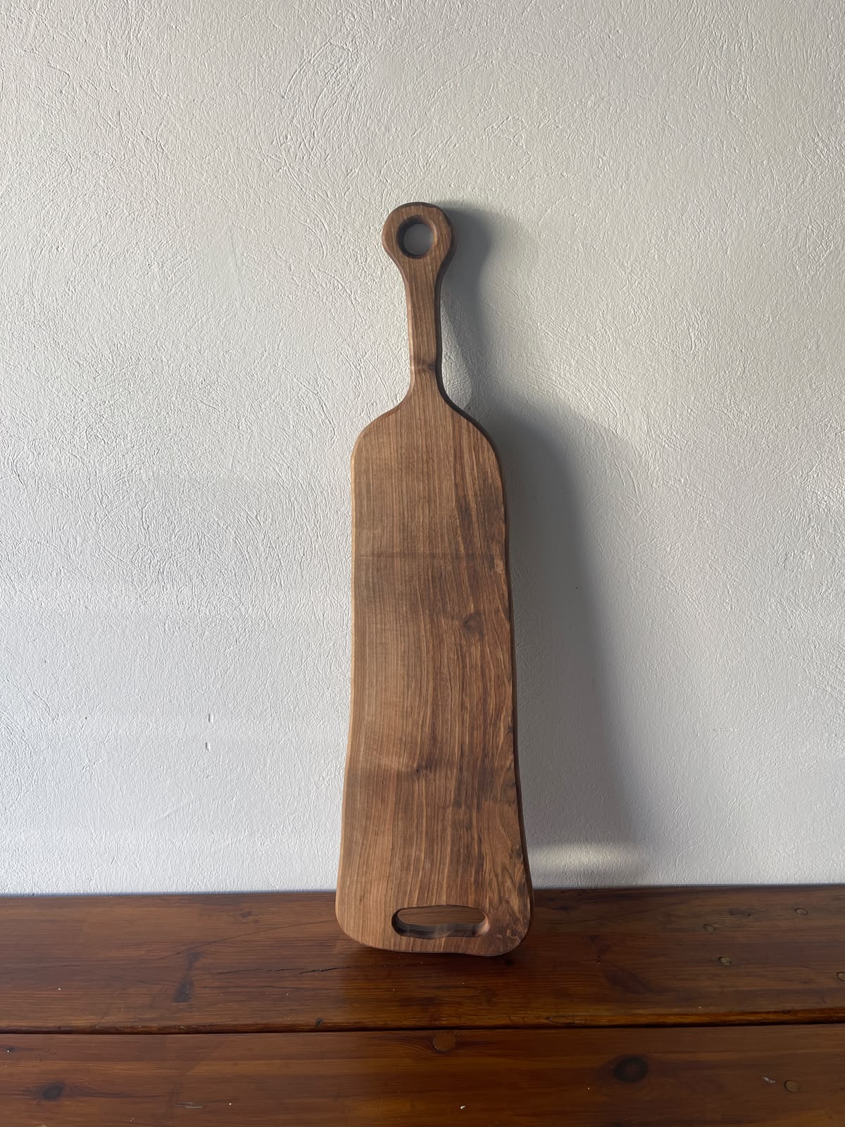 Tocător XL din Nuc cu Rășină Vișinie și 3 Shot-uri – 92x23x2 cm - imagine 3