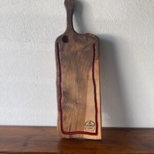 Tocător din Nuc cu Rășină Vișinie și Suport Shot – 69x23x2 cm