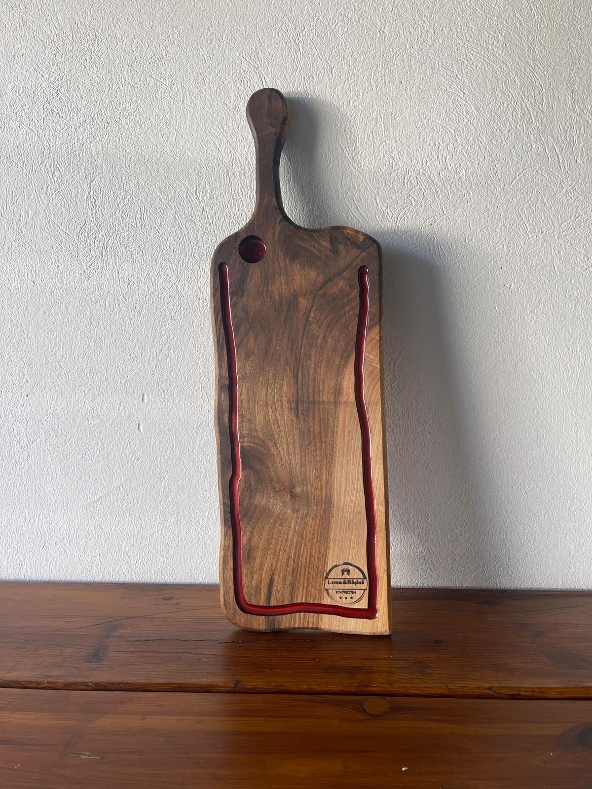 Tocător din Nuc cu Rășină Vișinie și Suport Shot – 69x23x2 cm