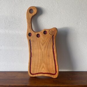 Tocător cu Rășină Vișinie, Canal și 3 Shot-uri – 65x27x2 cm