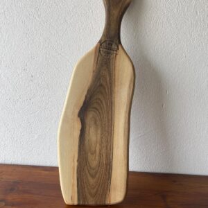 Tocător din Lemn Masiv de Nuc cu Mâner – 60x20 cm