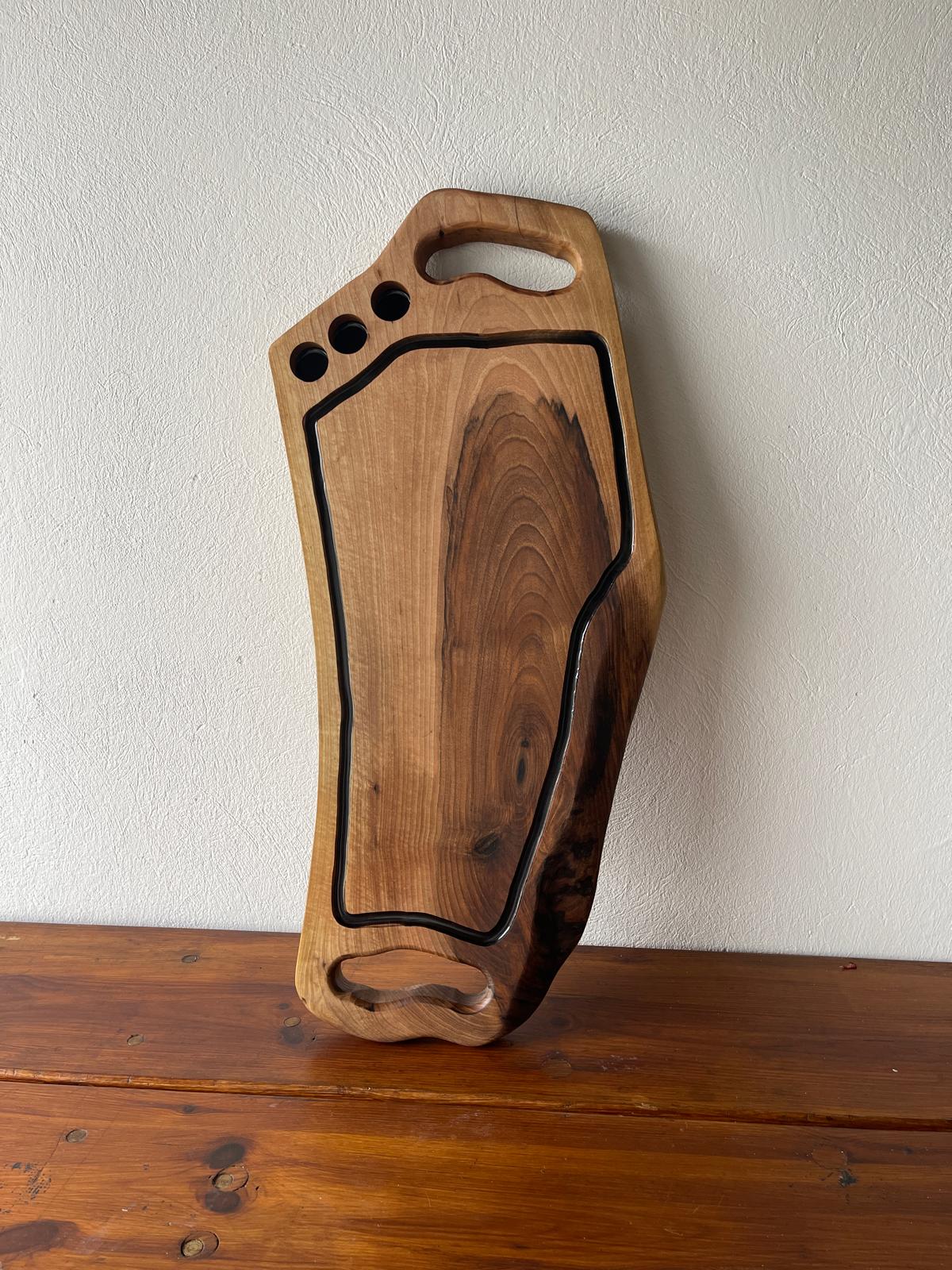 Tocător din Nuc cu Rășină Neagră și 3 Shot-uri – 75x30x3,5 cm